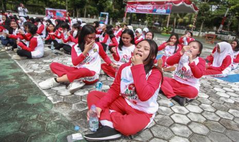 Peserta meminum obat penambah darah secara serentak yang bertujuan untuk mencegah stunting serta anemia (ilustrasi)