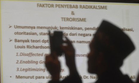 Peserta memotret saat seminar nasional 