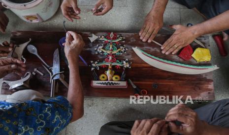 Peserta mempraktikkan cara membuat kerajinan getah nyatu khas Kalteng saat mengikuti pelatihan di Aula Dekranasda, Palangkaraya, Kalimantan Tengah.