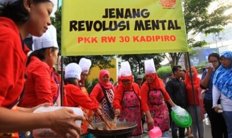 Peserta mempraktikkan pembuatan jenang atau bubur di Solo, Jawa Tengah, Ahad (14/2). Praktik tersebut merupakan rangkaian Festival Jenang yang bertujuan untuk memperkenalkan kepada masyarakat berbagai macam masakan jenang di seluruh Nusantara.