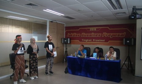 Peserta mempresentasikan produknya dalam kegiatan Jakbee Business Proposal. 