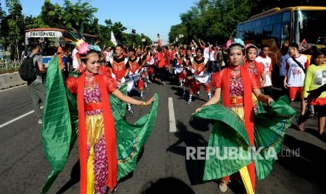 Peserta menampilkan kesenian Calung Banyumas saat mengikuti Kirab Kebangsaan HUT Taruna Merah Putih ke-9 di Jakarta, Ahad (9/4). 