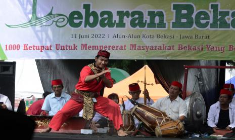 Peserta menampilkan kesenian pencak silat saat mengikuti Lebaran Bekasi 2022 di Alun-alun M Hasibuan, Bekasi, Jawa Barat, Sabtu (11/6/2022). Helatan tahunan tersebut digelar dalam rangka mempererat tali silaturahim masyarakat Bekasi setelah merayakan Lebaran dengan menampilkan berbagai seni budaya dan makanan tradisional khas Bekasi. 