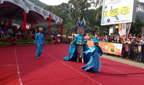 Peserta menampilkan kostum Karnaval Songket Internasional Sawahlunto 2017, Ahad (27/8). Ribuan warga dan wisatawan memadati kawasan kota lama Sawahlunto, Sumatra Barat, untuk menyaksikan karnaval ini.