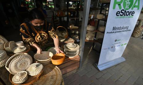 Peserta menata produk kerajinan rotan mereka pada gelaran Pameran dan Promosi Hasil Hutan Bukan Kayu di Taman GOR Palu di Palu, Sulawesi Tengah, Sabtu (20/11/2021) (ilustrasi). Kementerian Lingkungan Hidup dan Kehutanan (KLHK) mencatat ada sebanyak 116 komoditas yang dihasilkan dari perhutanan sosial dengan luas mencapai 5,31 juta hektare dan melibatkan 1,1 juta kepala keluarga.