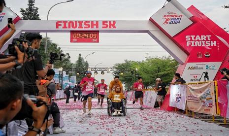 Peserta mencapai finish pada ajang Kemala Run 2024.