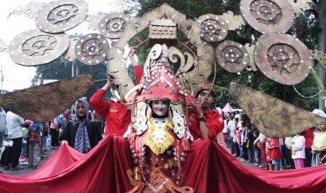 Peserta mengenakan busana daerah yang dirancang unik saat pawai Bogor Art Festival 2016. (Ilustrasi)