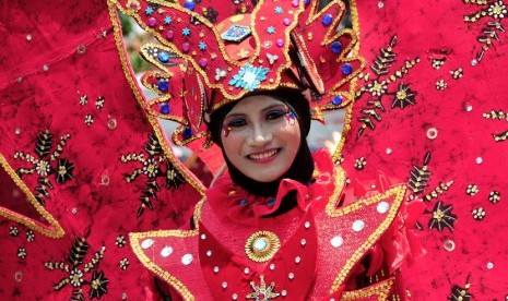 Peserta mengenakan kostum kreasi batik saat mengikuti Widuri Batik Carnival di Alun-alun, Pemalang, Jawa Tengah, Minggu (25/1). 