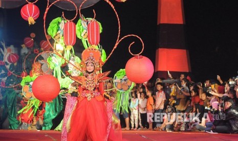 Peserta mengenakan kostum kreasi saat mengikuti Semarang Night Carnival (SNC) pada 2017 (ilustrasi). 