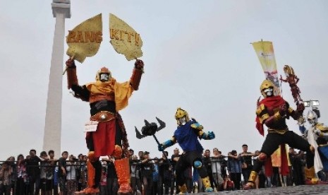 Peserta menggunakan kostum karakter pada saat kegiatan Cosplay Jakarta Parade di Silang Monumen Nasional (Monas), Jakarta Pusat, Ahad (2/11). Kegiatan yang menampilkan menampilkan sejumlah karakter dalam negeri, diantaranya Carok, Gatot Kaca, Gundala Putra