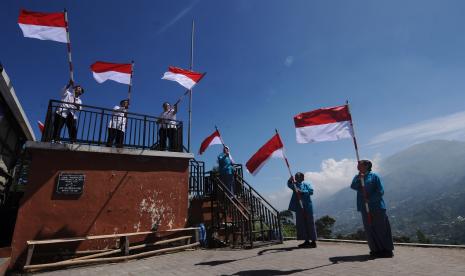 Mantan teroris kibarkan bendera merah putih.