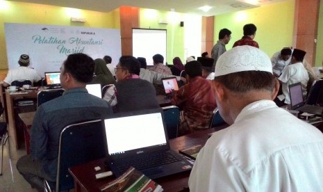 Peserta mengikuti acara pelatihan akuntansi Masjid di Masjid Agung Nurul Iman, Padang, Sabtu (17/12).