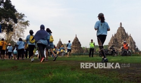 Peserta mengikuti ajang Mandiri Jogja Marathon di Kawasan Candi Prambanan, Sleman Yogyakarta, Ahad (23/4). 