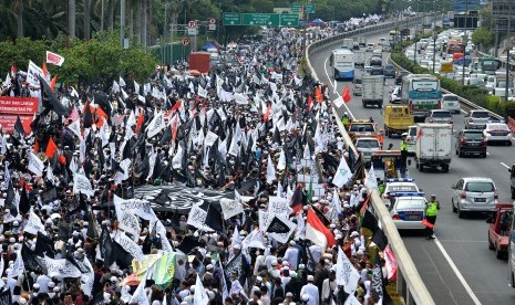 Peserta mengikuti aksi 299 yang diprakarsai Presidium Alumni 212 di depan Komples Parlemen, Senayan, Jakarta, Jumat (29/9).