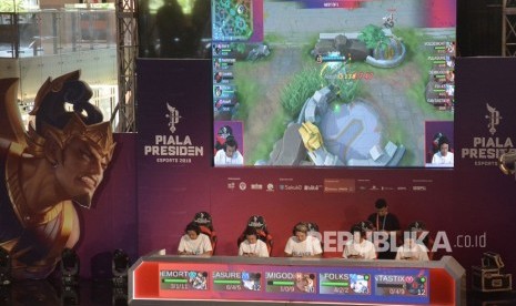 Peserta mengikuti babak kualifikasi regional Piala Presiden Esport 2019 di kawasan Kuta, Bali, Ahad (10/2). 