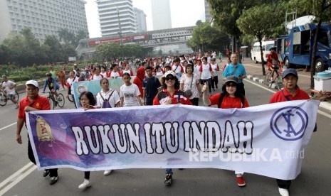 Peserta mengikuti gerak jalan kerukunan umat beragama di Jalan M.H. Thamrin, Jakarta, Ahad (6/11). 