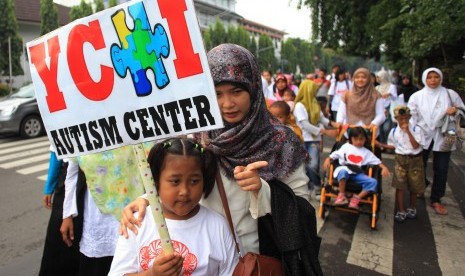 Peserta mengikuti jalan sehat dalam rangka memperingati Hari Autis Internasional di Solo, Jawa Tengah, Kamis (2/4).