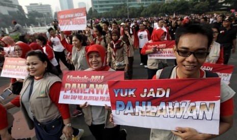 Peserta mengikuti jalan sehat dan doa bersama lintas agama untuk pahlawan bangsa saat melintasi Jalan MH Thamrin Jakarta, Ahad (6/11). 