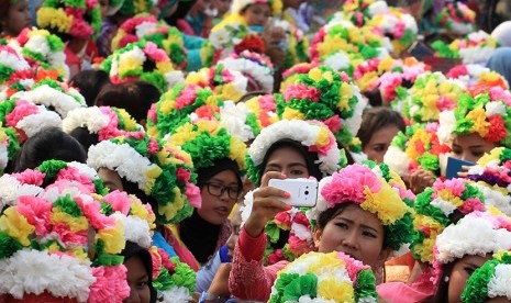 Peserta mengikuti karnaval 1000 Gadis Ngarot di Indramayu, Jawa Barat, Rabu (7/10).