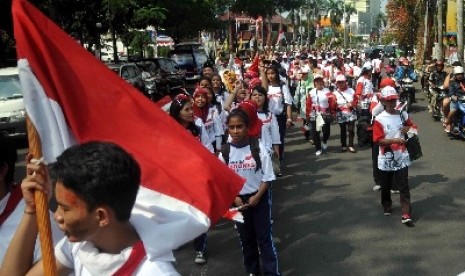 Peserta mengikuti karnaval di jalan protokol Ibu Kota, Jakarta