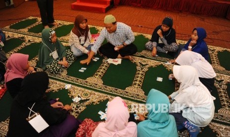 Peserta mengikuti kegiatan belajar Matematika dalam Pesantren Sains dan Matematika di Masjid At-tin, Jakarta, Sabtu (31/12).Republika/Tahta Aidilla