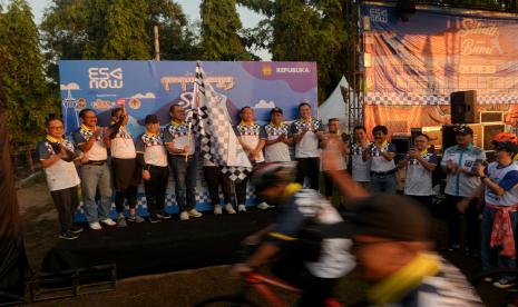 Peserta mengikuti kegiatan Fun Bike Sehati untuk Bumi Road To Pon XXI Aceh Sumut 2024 yang di gelar di Yogyakarta, Sabtu (20/7/2024). 