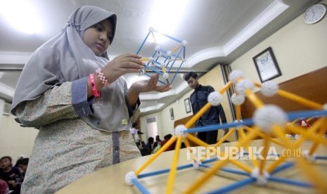 Peserta mengikuti kegiatan Republika Fun Science di Kantor Harian Republika, Jakarta, Sabtu (3/9).