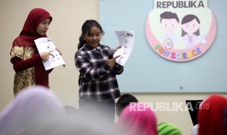 Peserta mengikuti kegiatan Republika Fun Science di Kantor Harian Republika, Jakarta, Sabtu (3/9). 