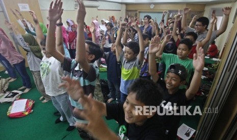 Peserta mengikuti kegiatan Republika Fun Science di Kantor Harian Republika, Jakarta, Sabtu (3/9).