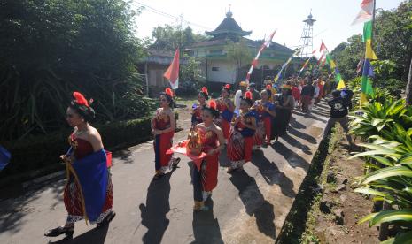 Peserta mengikuti kirab Tradisi Iriban Tuk Ruwat Rawat Patirtan di Cabean Kunti, Cepogo, Boyolali, Jawa Tengah, Kamis (4/8/2022). Tradisi Iriban Tuk yang telah dilakukan turun temurun oleh warga setempat itu bertujuan untuk bersama-sama penyelamatan ekosistem guna konservasi sumber mata air Sumur Pitu yang telah masuk sebagai cagar budaya nasional. 