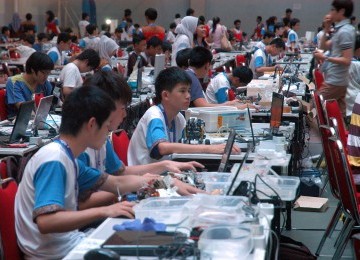 Peserta mengikuti kontes perakitan robot dalam International Robot Olympiad (IRO) ke-13 di Universitas Taruma Negara, Jakarta, kamis (15/12). (Republika/Agung Supriyanto)