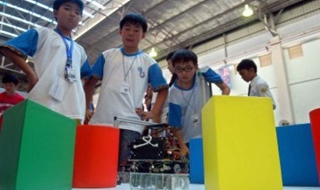 Peserta mengikuti kontes perakitan robot dalam International Robot Olympiad (IRO) ke-13 di Universitas Taruma Negara, Jakarta, kamis (15/12). (Republika/Agung Supriyanto)