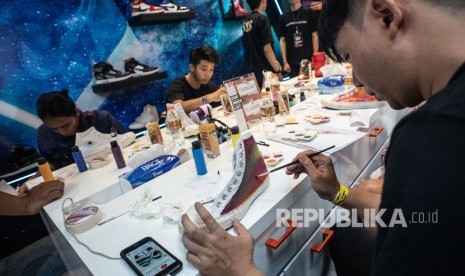 Gelarang pada 2019. Peserta mengikuti lokakarya melukis sepatu dalam Urban Sneaker Society (USS) 2019 di District 8, kompleks SCBD, Jakarta, Jumat (8/11). 