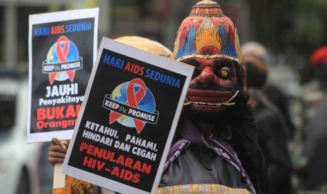 Peserta mengikuti parade budaya dalam rangka memperingati Hari Aids Sedunia. (Ilustrasi)