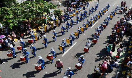 Peserta mengikuti parade drumband dalam rangka peringatan Hari Jadi ke-104 Kota Madiun di Madiun, Jawa Timur, Senin (20/6/2022). Kegiatan tersebut diikuti 16 grup drumband SD, SMP, SMA dan perguruan tinggi. 