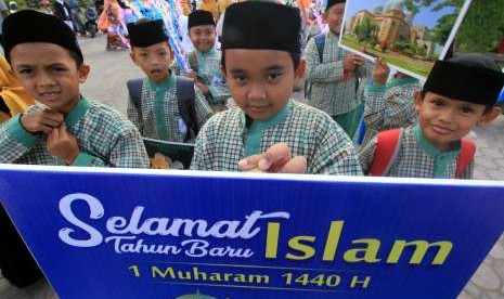 Peserta mengikuti pawai menyambut tahun baru Islam 1 Muharram 1440 Hijriah, mengelilingi Kota Lhokseumawe, Aceh, Senin (10/9).