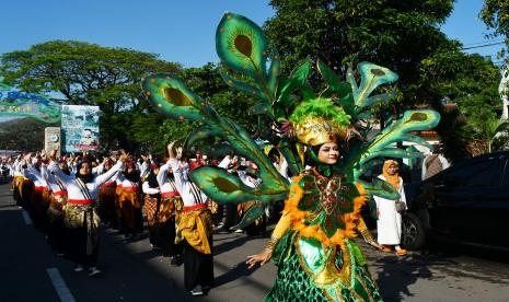 Peserta mengikuti pawai taaruf di Kota Madiun, Jawa Timur, Sabtu (6/8/2022). Kegiatan yang diikuti sekitar 6.000 peserta yang terdiri murid RA, MI, MTs, MA dan pondok pesantren se-Kota Madiun tersebut dalam rangka menyambut Tahun Baru Islam 1444 Hijriyah.