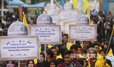 Peserta mengikuti Pawai Taaruf Musabaqah Tilawatil Quran (MTQ) Mahasiswa Nasional di Lapangan Graha Cakrawala, Universitas Negeri Malang, Jawa Timur, Jumat (28/7). 