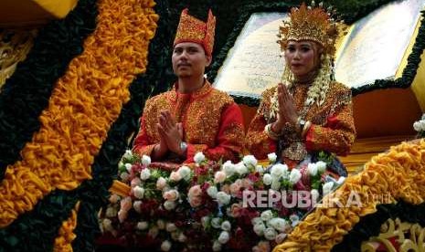 Peserta mengikuti Pawai Taaruf Musabaqah Tilawatil Quran (MTQ) Nasional XXVII, di Medan, Sumatra Utara, Sabtu (6/10).