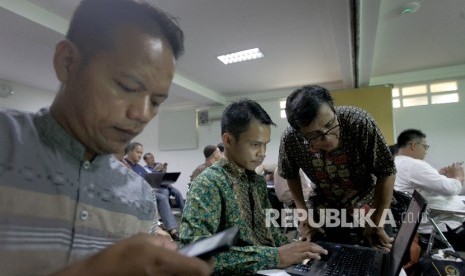 Peserta mengikuti pelatihan akuntansi masjid dengan mentor dari Institut Akuntansi Masjid, Absar Jannatin di Kantor Republika, Jakarta, Sabtu (29/4).