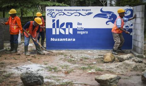 Peserta mengikuti pelatihan pekerja konstruksi Ibu Kota Negara (IKN) Nusantara di SMKN 1 Kecamatan Sepaku, Kabupaten Penajam Paser Utara, Kalimantan Timur, Kamis (6/10/2022). Kementerian PUPR memberikan pelatihan calon tenaga kerja konstruksi kepada 100 warga lokal selama 12 hari untuk pembangunan Ibu Kota Negara (IKN) Nusantara. 