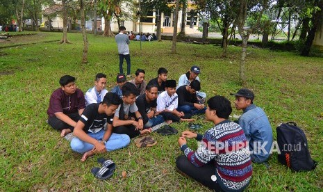 Peserta mengikuti pesantren kilat selama Ramadan di ruang terbuka di Taman Dadaha, Tasikmalaya, Jawa Barat, Kamis (17/5).