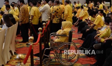 Peserta mengikuti proses pemilihan Ketua Umum dalam Munas Luar Biasa (Munaslub) di Nusa Dua, Bali, Selasa (17/5)