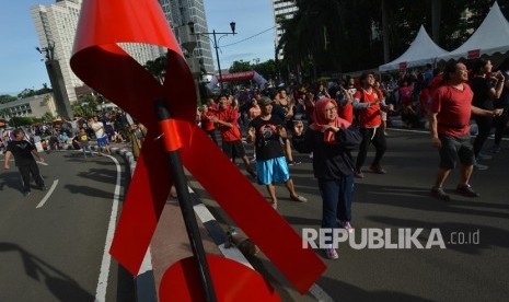 Peserta mengikuti senam dalam rangka peringatan Hari Aids Sedunia yang diselenggarakan oleh Forum LSM Peduli AIDS di Kawasan Bundaran HI Jakarta, Ahad (3/12). 