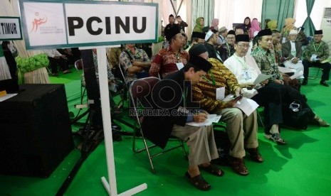 Peserta mengikuti Sidang Pleno I Muktamar NU ke-33 di Alun-alun Jombang, Jatim, Ahad (2/8). Sidang pleno yang diikuti sekitar 4000 peserta dengan agenda pembahasan tata tertib (tatib) Muktamar ke-33 NU. 