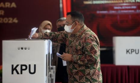 Peserta mengikuti simulasi pemungutan dan penghitungan suara dengan desain surat suara dan formulir yang disederhanakan untuk pemilu tahun 2024 di Halaman Kantor KPU, Jakarta.