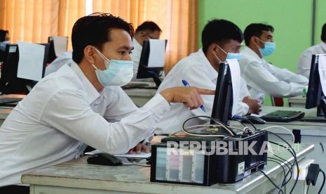 Peserta mengikuti tes seleksi PPPK (Penerimaan Pegawai Pemerintah dengan Perjanjian Kerja) yang digelar Pemkab Tulungagung di Tulungagung, Jawa Timur, Senin (13/9/2021). Seleksi kemampuan bidang berbasis komputer itu dijadwalkan berlangsung dua hari, terhitung mulai Senin (13/9) hingga Selasa (14/9) dan diikuti 3.500 peserta yang didominasi tenaga honorer guru demi memperebutkan 846 formasi tenaga pendidik mulai jenjang SD, SMP hingga SMA.