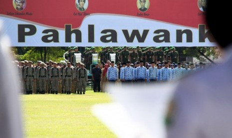  Peserta mengikuti upacara memeperingati Hari Pahlawan di Lapangan Blang Padang, Banda Aceh, Senin (10/11). 