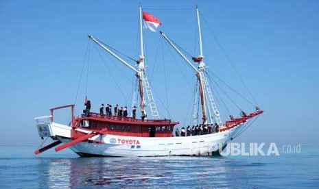 Peserta mengikuti upacara pengibaran bendera di atas kapal Pinisi Bagi Negeri di Perairan Pulau Samalona, Makassar, Sulawesi Selatan, Jumat (17/8).