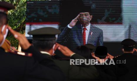 Peserta mengikuti Upacara Peringatan Hari Kesaktian Pancasila secara virtual di Monumen Keganasan PKI di Kresek, Kabupaten Madiun, Jawa Timur, Jumat (1/10/2021). Upacara Peringatan Hari Kesaktian Pancasila tersebut digelar dengan menerapkan protokol kesehatan pencegahan penularan COVID-19 dipimpin Presiden Joko Widodo di Monumen Pancasila Sakti Lubang Buaya, Jakarta Timur. 